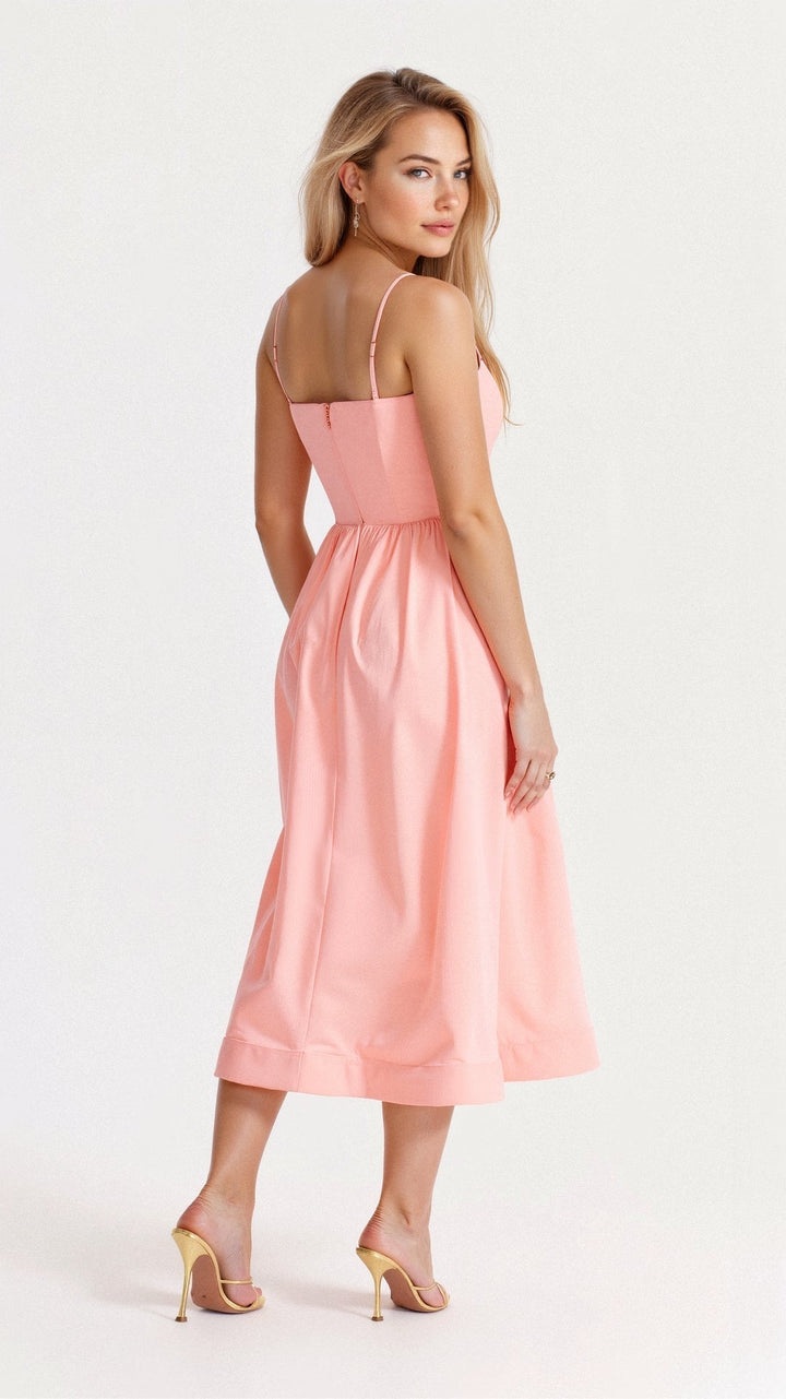 Frontansicht: Elegantes Damen A-Linien-Midikleid. Schmeichelhafter Schnitt, zeitlos & schick für jede Sommerveranstaltung.