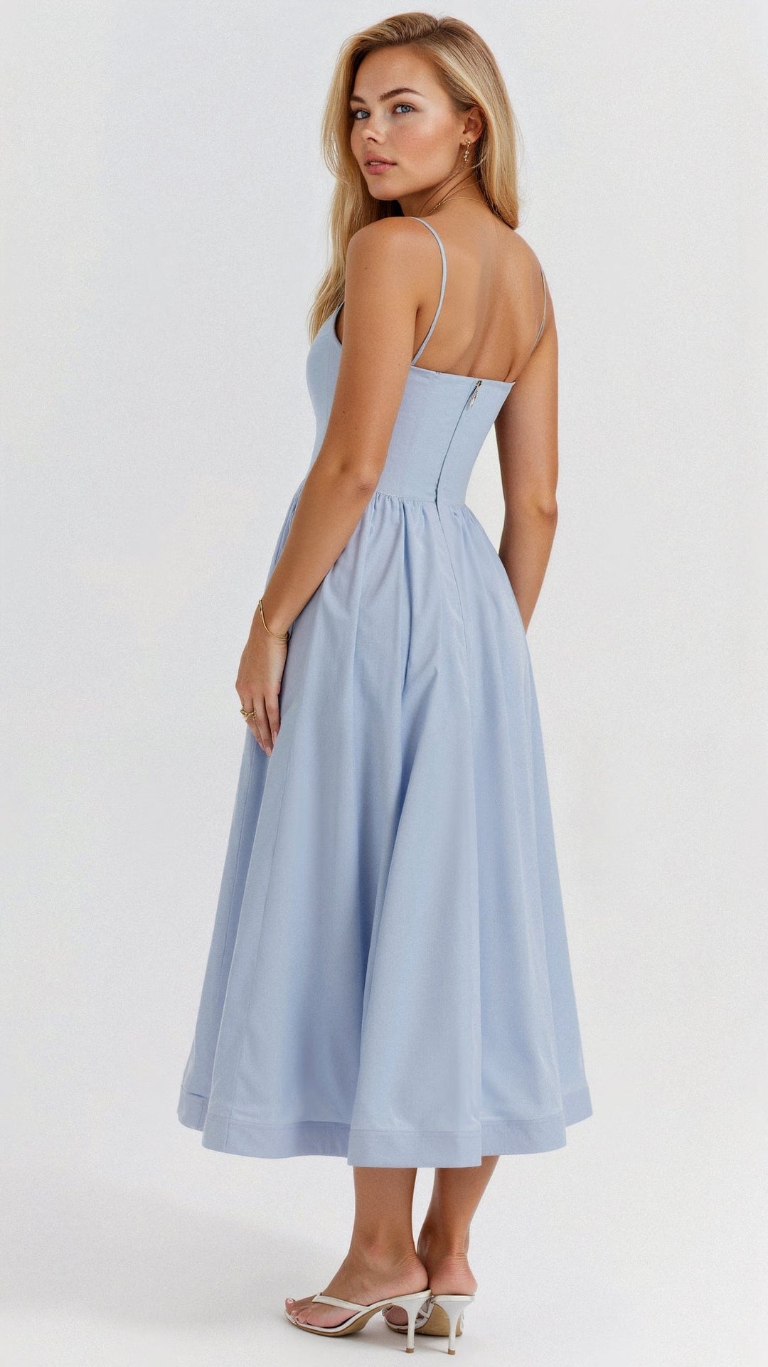 Detailaufnahme: Stoff & Schnitt des eleganten Damen A-Linien-Midikleides. Hochwertig, atmungsaktiv, ideal für Sommer.