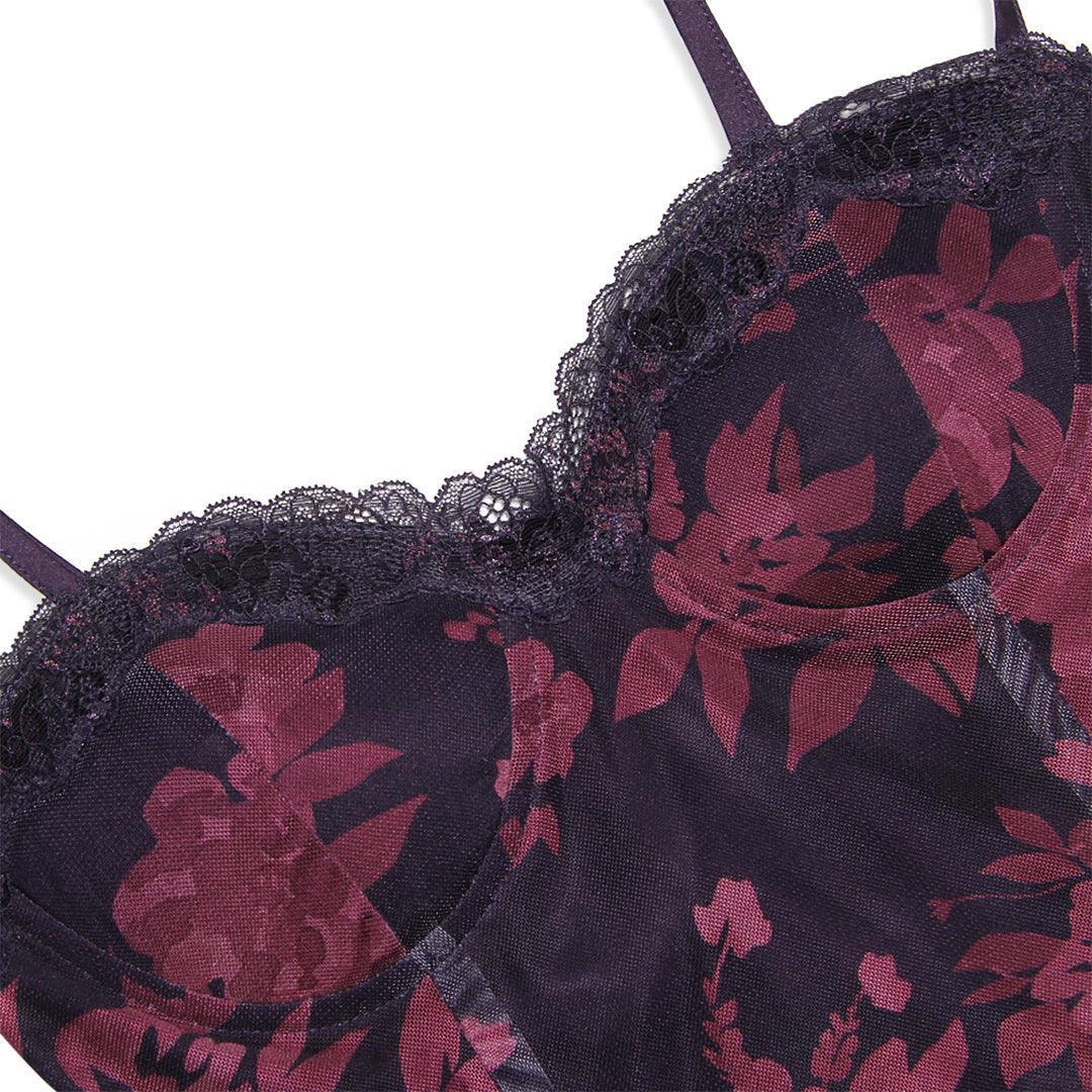 Detail des eleganten Fischschwanzsaums am langen Damen Abendkleid mit auffälligem Print, für besondere Anlässe.