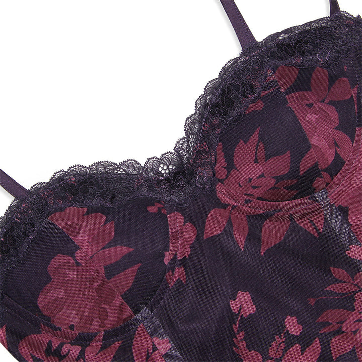 Detail des eleganten Fischschwanzsaums am langen Damen Abendkleid mit auffälligem Print, für besondere Anlässe.