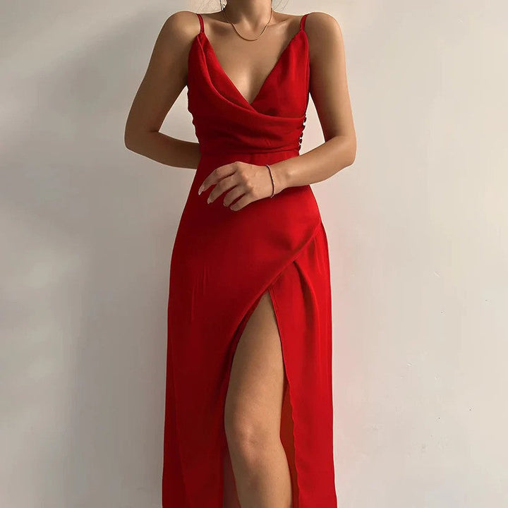 Stilvolles Damenkleid mit schickem Schnitt, tiefem Ausschnitt und Seitenschlitz, perfekt für Frühling und Events.