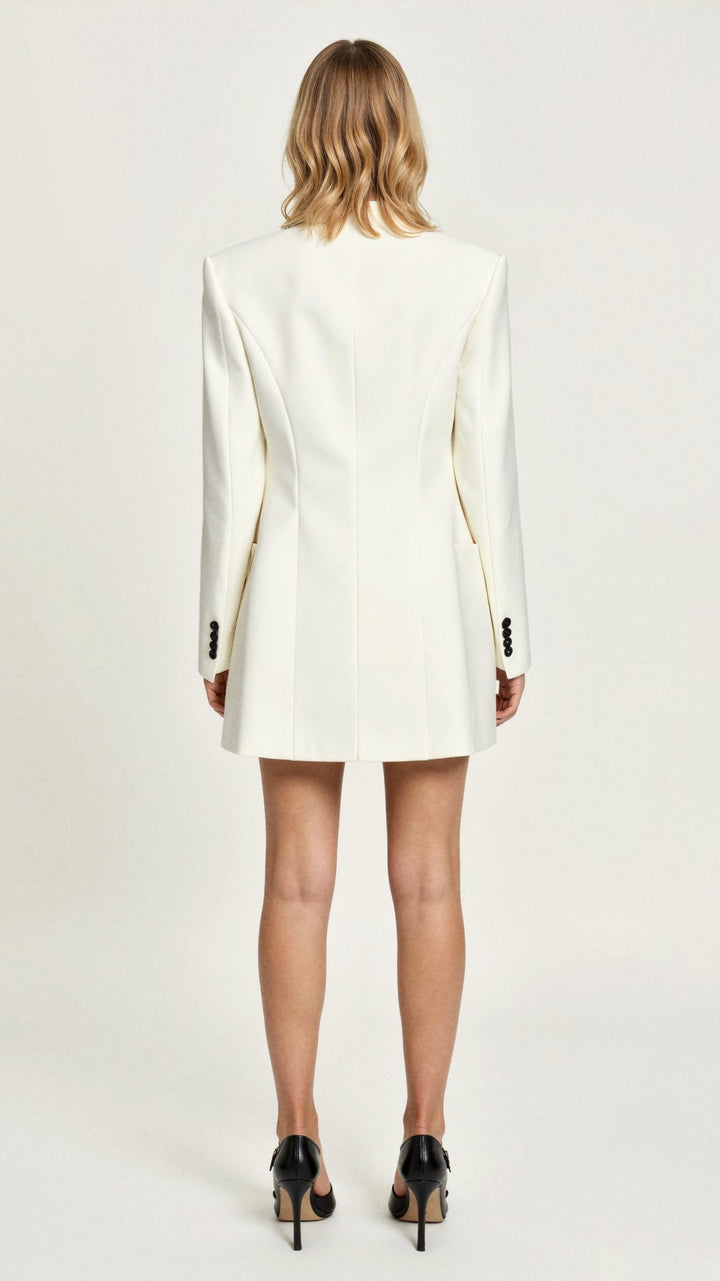 Stilvolles, weißes Damen Blazer Mini Kleid mit asymmetrischem Design. Perfekt für modernes Power Dressing.