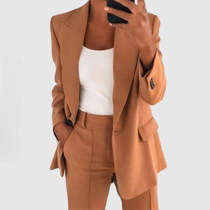 Zeitloser Damen Business Anzug, bestehend aus elegantem Blazer und passender Hose, ideal fürs Büro.