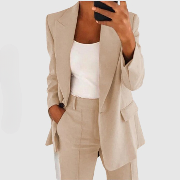 Klassischer Damen Hosenanzug für einen stilvollen Business Chic. Eleganter Blazer und Hose im Set.