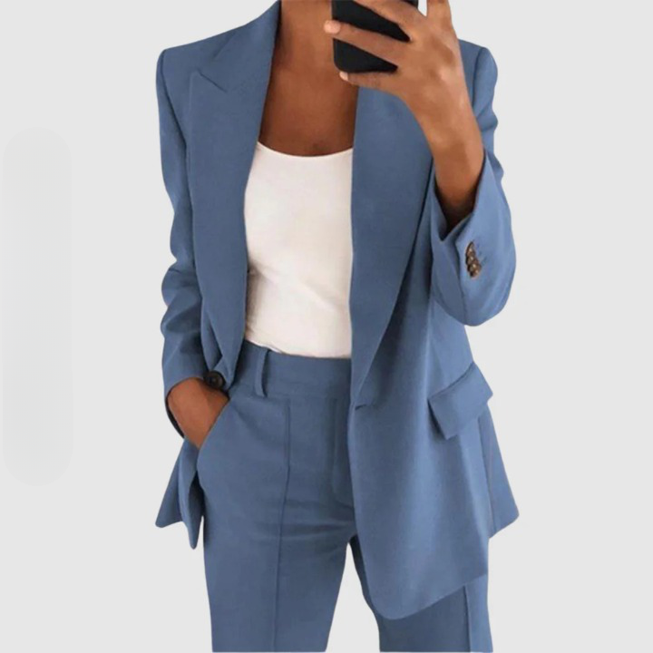 Modischer Damen Blazer und Hosen Set. Zweiteiler in elegantem Design für einen professionellen Look.