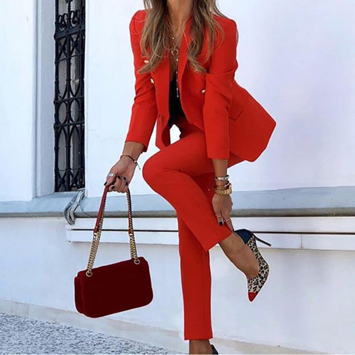 Vielseitiges Damen Blazer-Set. Eleganter Zweiteiler aus Blazer und Hose für eine schicke Damenmode-Garderobe.