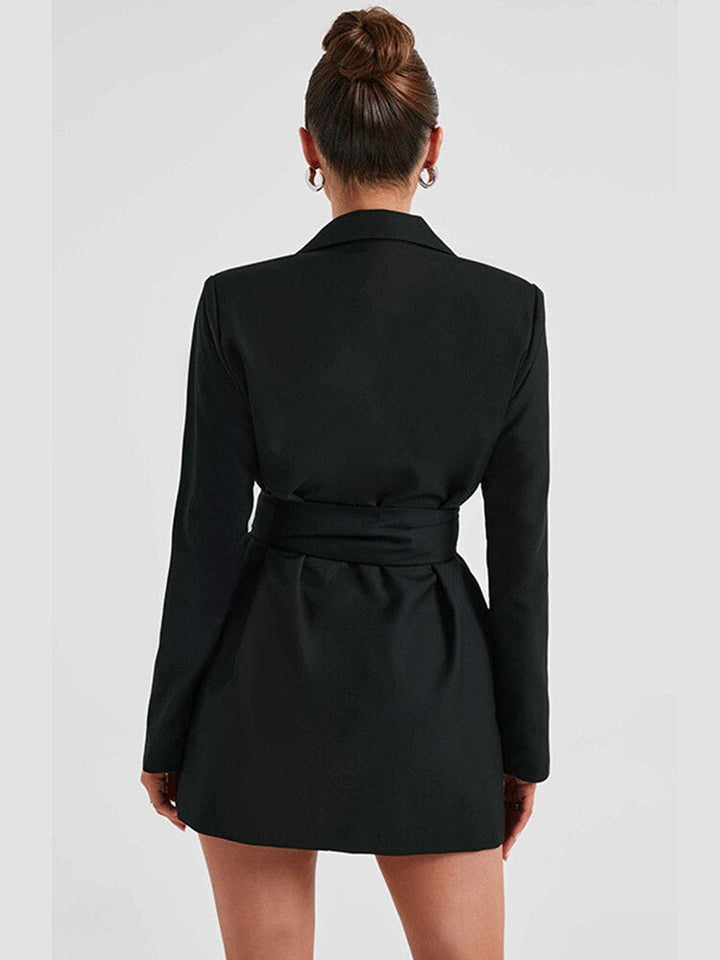 Glamouröses Damen Blazerkleid, ein tailliertes Abendkleid als stylisches Minikleid für Damenmode.