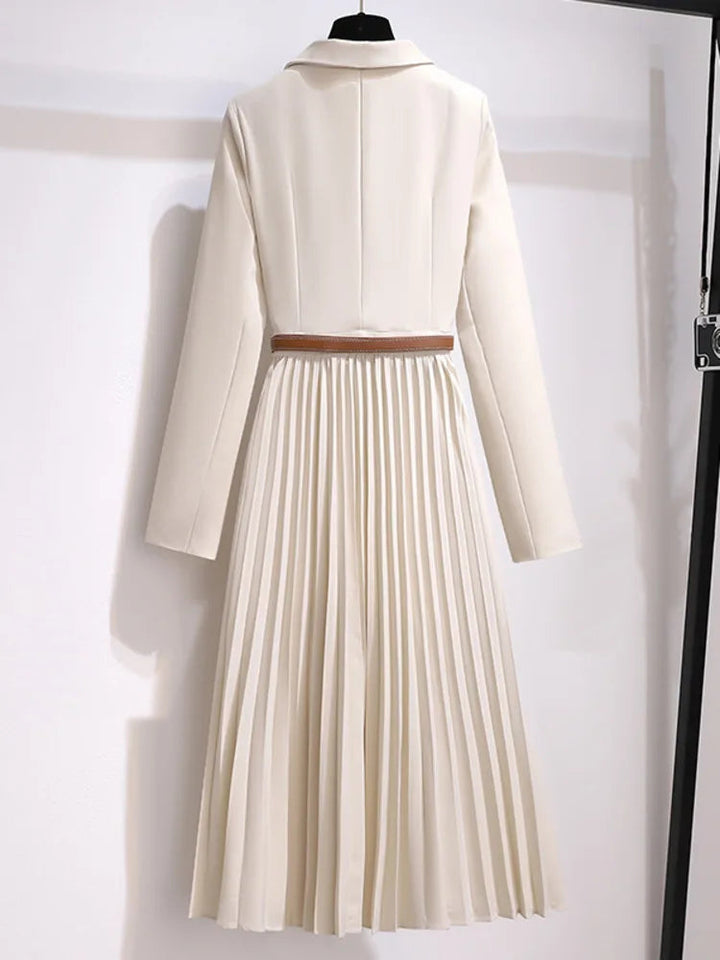Stylisches Business-Blazerkleid für Damen, plissiert, mit Gürtel. Perfektes Outfit für Büro & besondere Anlässe.