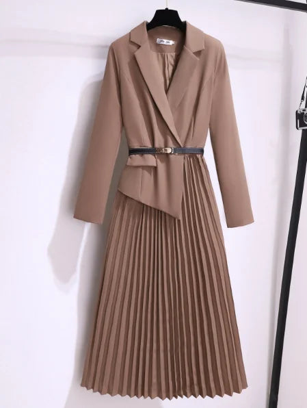 Plissiertes Damen-Blazerkleid mit elegantem Gürtel, ideal als Business- oder Abendkleid. Modern & feminin.