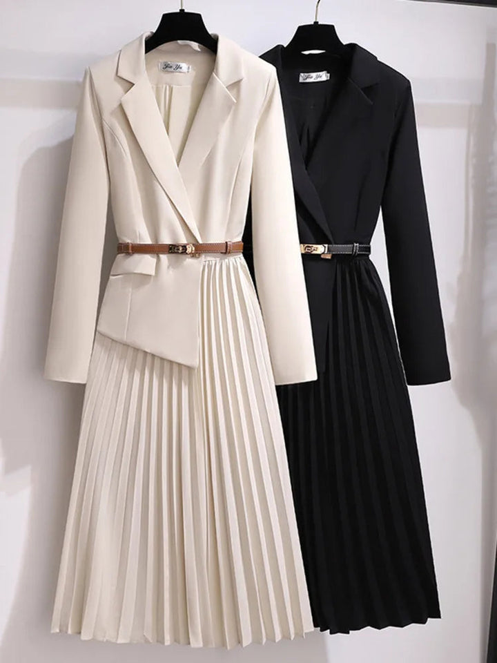 Raffiniertes Damen Blazerkleid, plissiert, mit Gürtel. Ein elegantes Outfit für Business, Partys & Abend.
