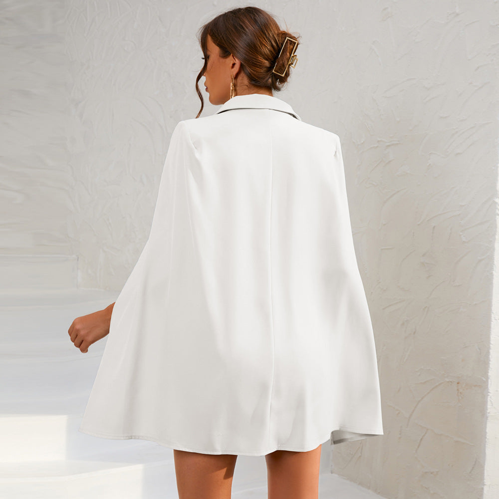 Stilvolles Damen Cape-Blazer-Minikleid mit glänzenden Goldknöpfen, elegant für Abendmode.