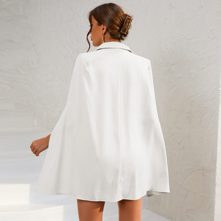 Stilvolles Damen Cape-Blazer-Minikleid mit glänzenden Goldknöpfen, elegant für Abendmode.