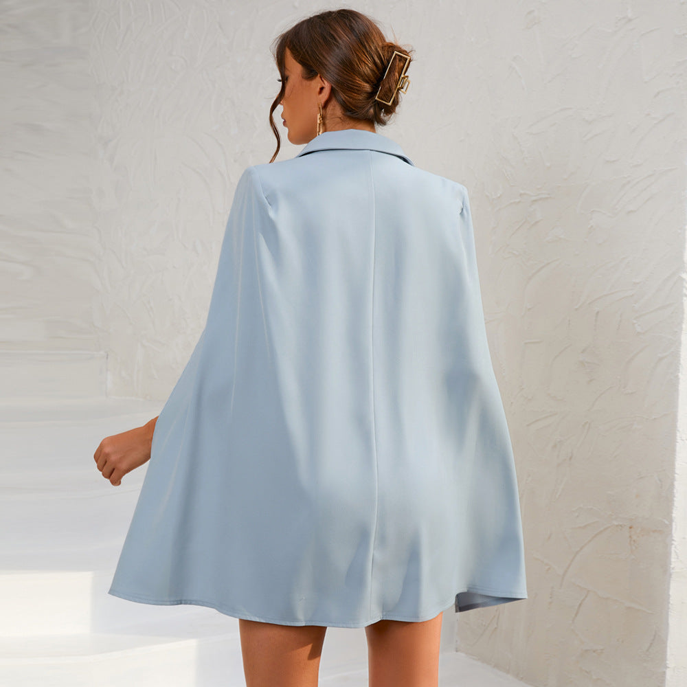 Damen Partykleid, kurz, im Cape-Blazer-Look mit eleganten Goldknöpfen, figurbetont und modisch.