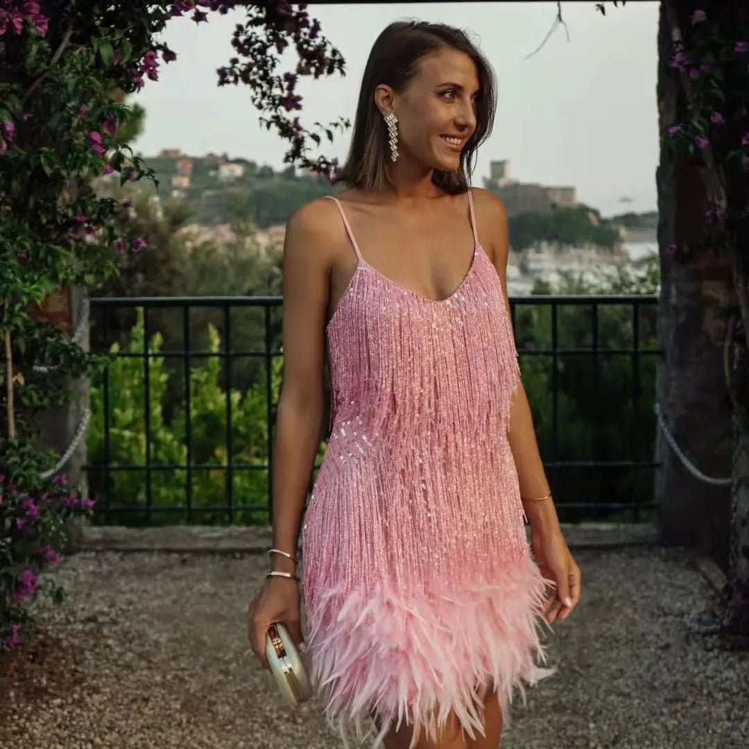 Elegantes Damen Cocktailkleid mit glamourösen Fransen und zarten Federn für festliche Anlässe und Partys.