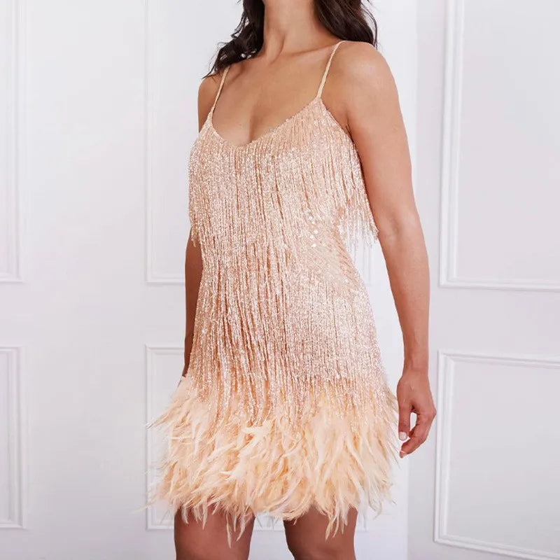 Verspieltes und elegantes Damen Cocktailkleid, mit raffinierten Fransen und luxuriösen Federn für einen modischen Abend.