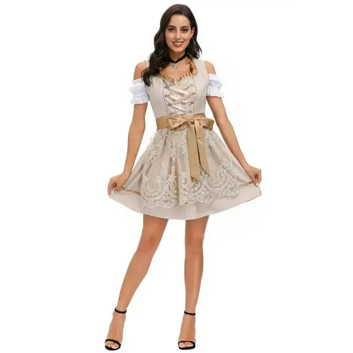 Traditionelles Damen Dirndl mit aufwendiger Stickerei am Mieder, ideal für Oktoberfest & Volksfeste.