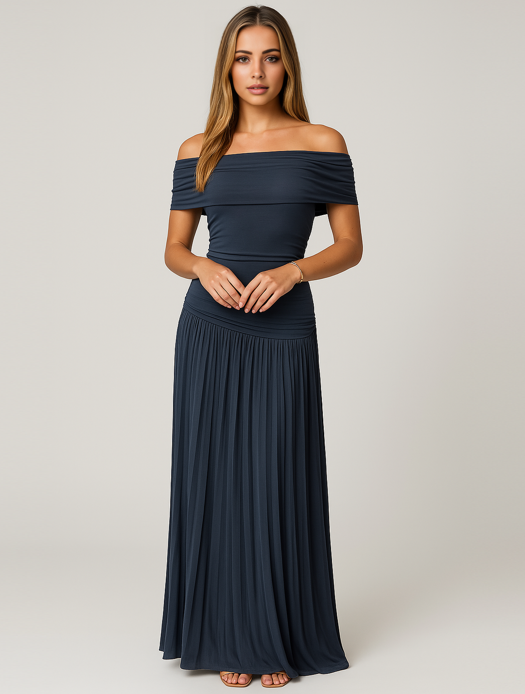 Modernes Falten Maxikleid für Frauen. Elegantes Langarm Damenkleid, ideal als Hochzeitsgast oder Partykleid.