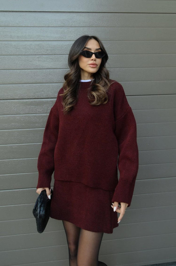 Elegantes Damen Frühlings-Set: Weinroter Pullover & Minirock für Freizeit & Komfort. Modischer Zweiteiler.