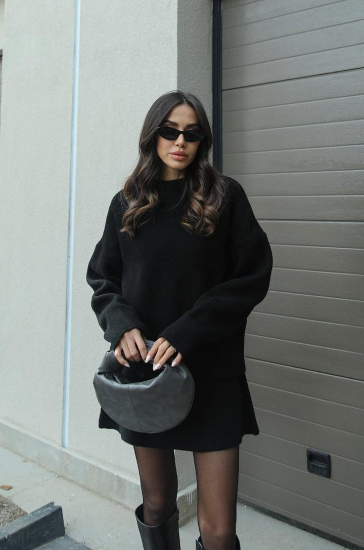 Schwarzes Damen Frühlings-Set aus weichem Material: Bequemer Pullover & Minirock. Eleganter Zweiteiler.