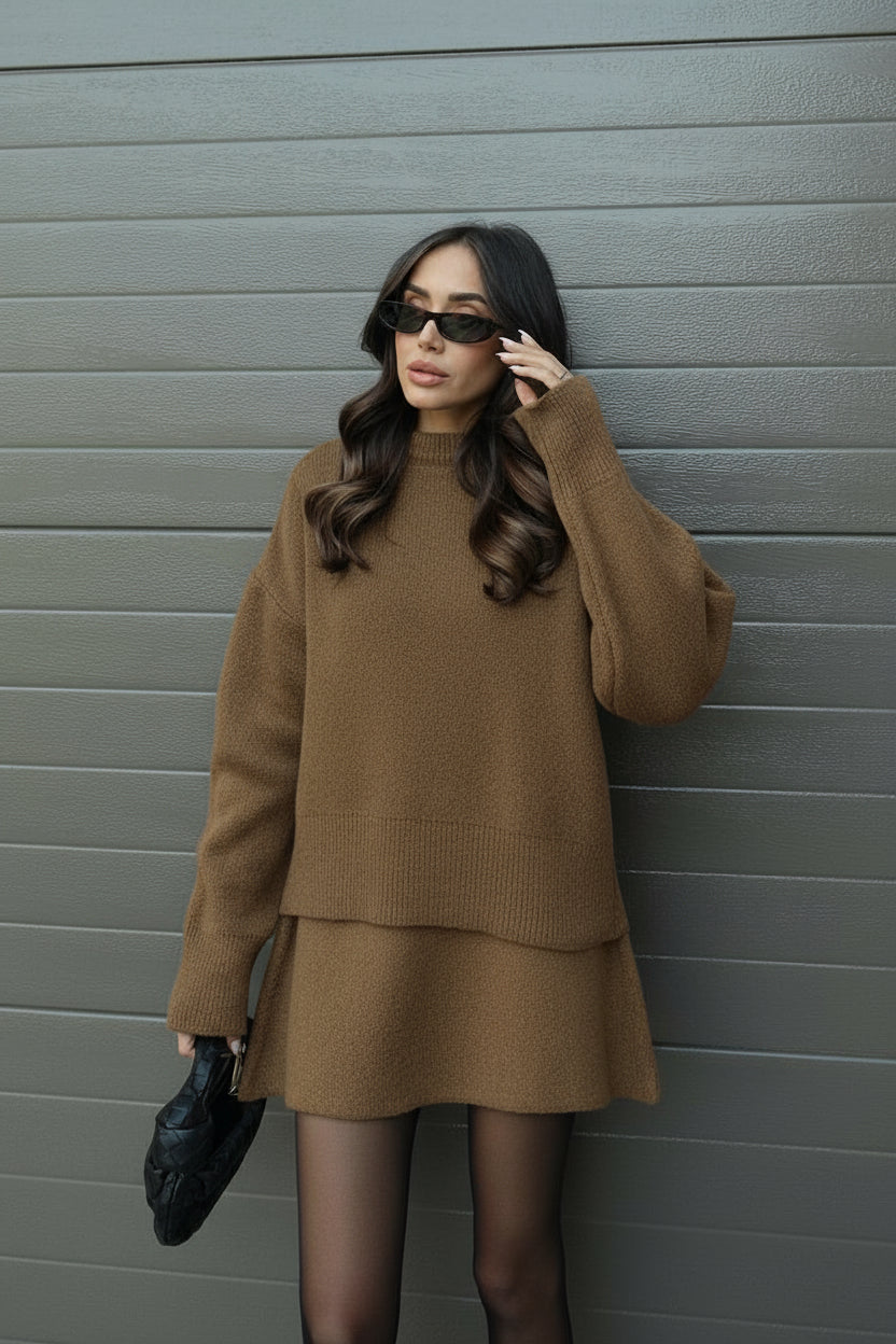 Khaki Damen Frühlings-Pullover & Minirock Set. Eleganter Zweiteiler für stilvolle Frühlingsmode & Freizeit.