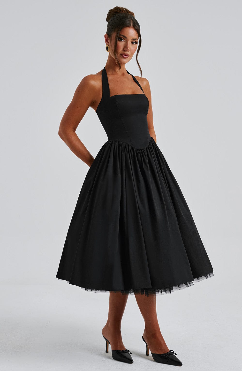 Festliches Halterkleid in Midi-Länge für Damen, ein modisches Abendkleid.