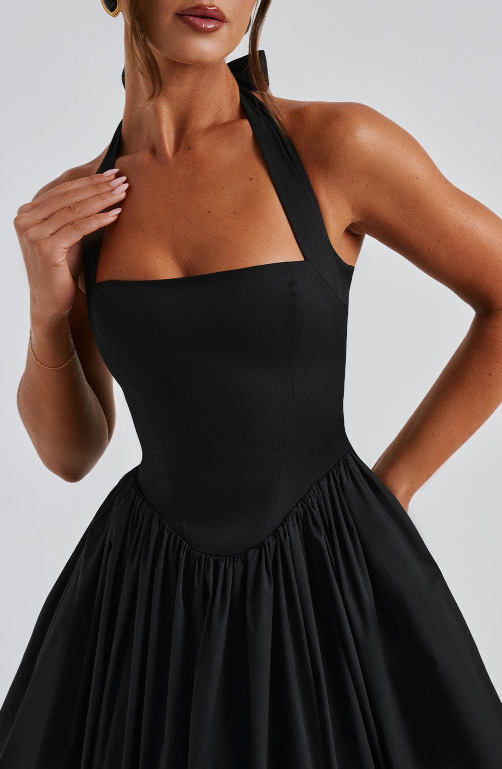 Schickes Damen Midi Kleid mit Halter, perfekt für Hochzeiten und elegante Partys.