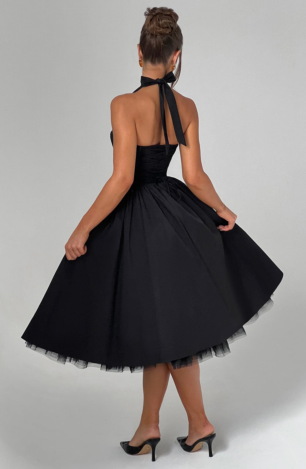 Elegantes Frauen Halterkleid in Midilänge, das ideale festliche Outfit für besondere Tage.