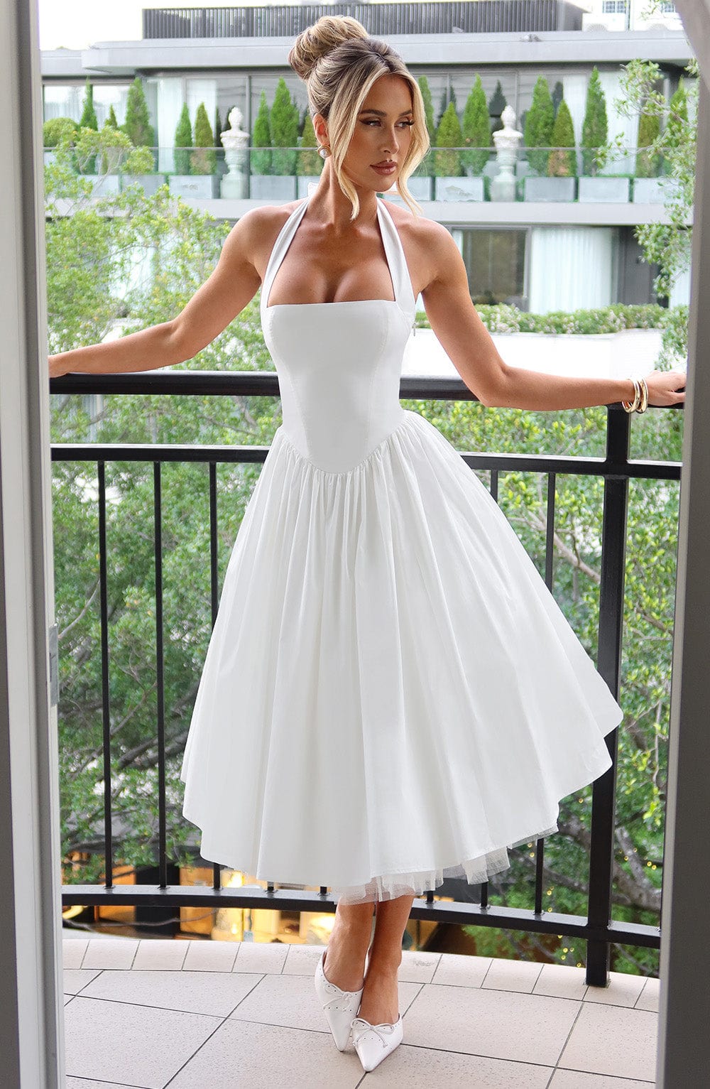 Schickes Midi Halterkleid für Damen, perfekt als Hochzeitsgast-Outfit oder Abendkleid.