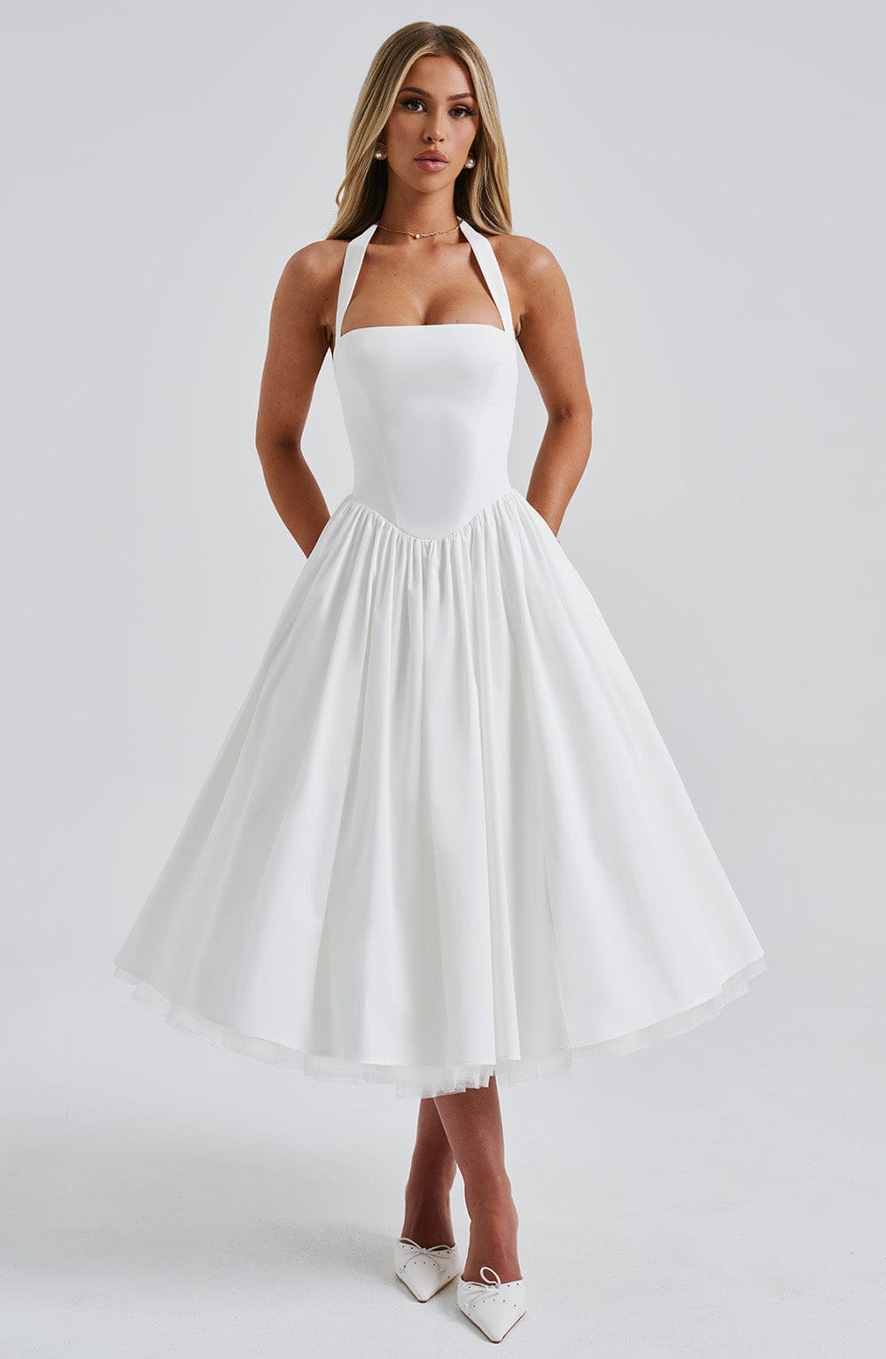 Damen Halterkleid in Midilänge, schick und modisch für festliche Veranstaltungen.
