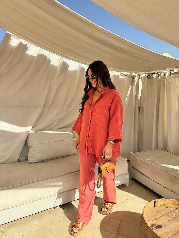 Damen Herbst-Outfit: Zeitloses Set aus eleganter Bluse und komfortabler Hose, ideal für stilvolle Casual-Looks.