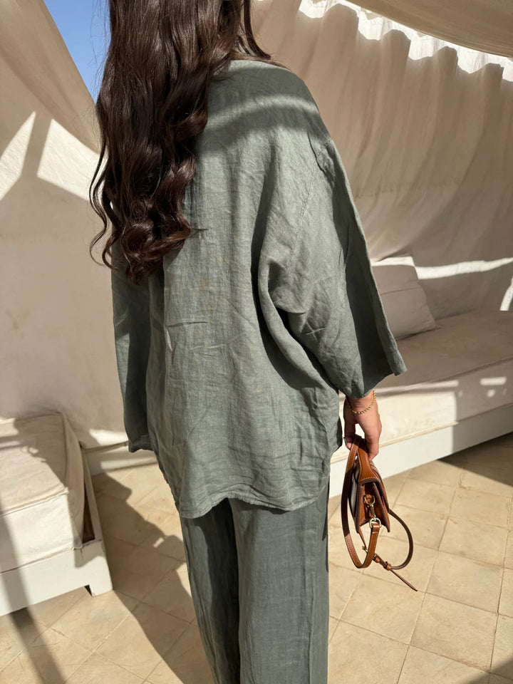 Hochwertiges Damen Set: Fließende Bluse und komfortable Hose, perfekt als elegantes Casual-Outfit für Herbsttage.