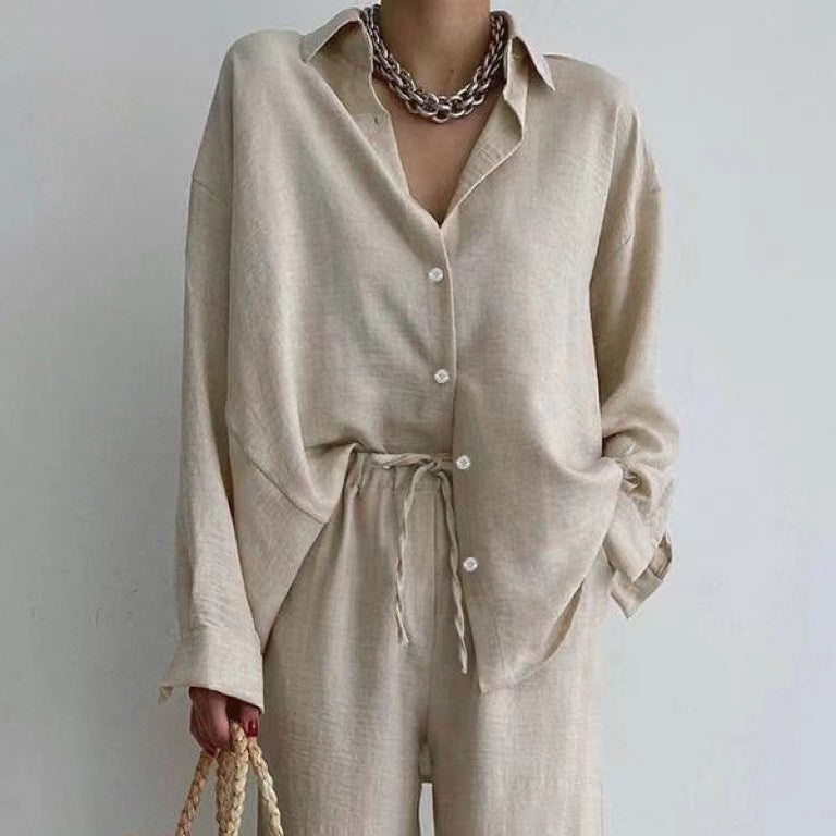 Elegantes Damen Herbst-Set mit lockerer Bluse und bequemer Weitbein-Hose mit Komfortbund für vielseitige Looks.