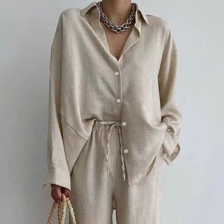 Elegantes Damen Herbst-Set mit lockerer Bluse und bequemer Weitbein-Hose mit Komfortbund für vielseitige Looks.