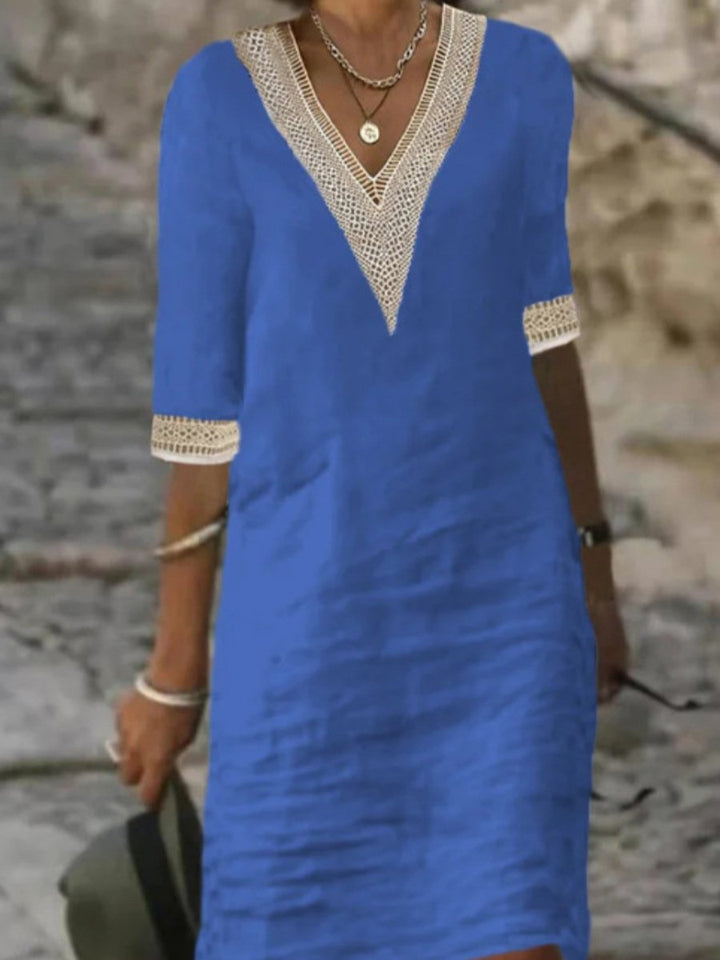 Locker fallendes Damen Herbstkleid mit zartem Spitzenbesatz am V-Ausschnitt, ideal für die Übergangszeit.