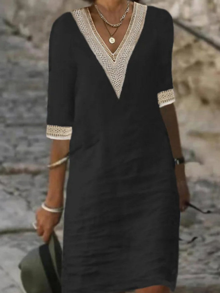 Modisches Freizeitkleid für Damen, elegant und bequem, mit V-Ausschnitt und detailreichem Spitzenbesatz.