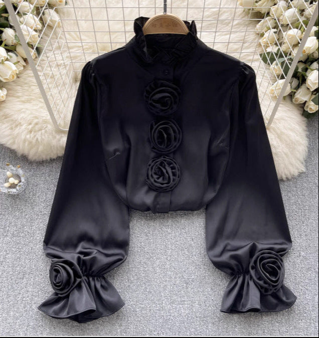 Modisches Damen Satin Langarmshirt mit feinem Blumenprint. Locker sitzend, perfekt als elegantes Herbst-Oberteil.