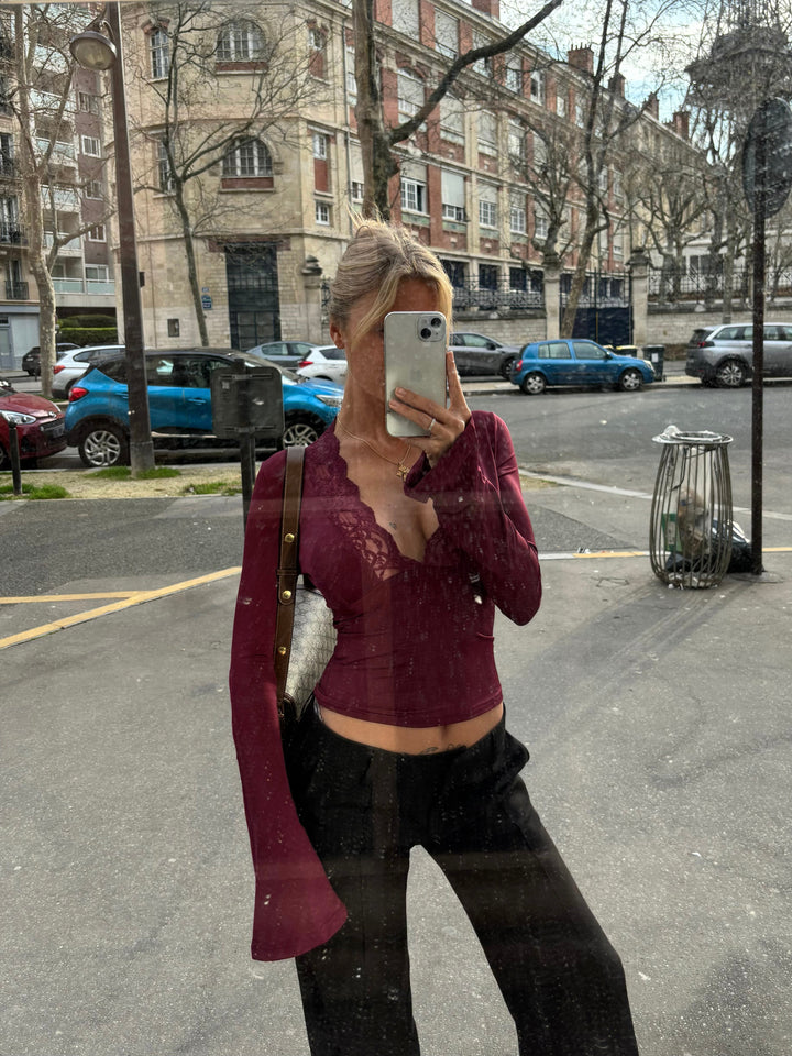 Modernes Damen Frühlings Langarmtop in eleganter Optik, vielseitig kombinierbar für Freizeit oder Abend.