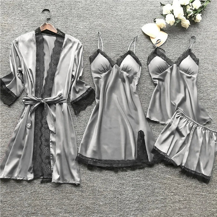 Schwarzes Damen Schlafanzug Set aus Lingerie-Stoff mit Spitzen-Einsätzen, vielseitig als Nachtwäsche oder Hausanzug.
