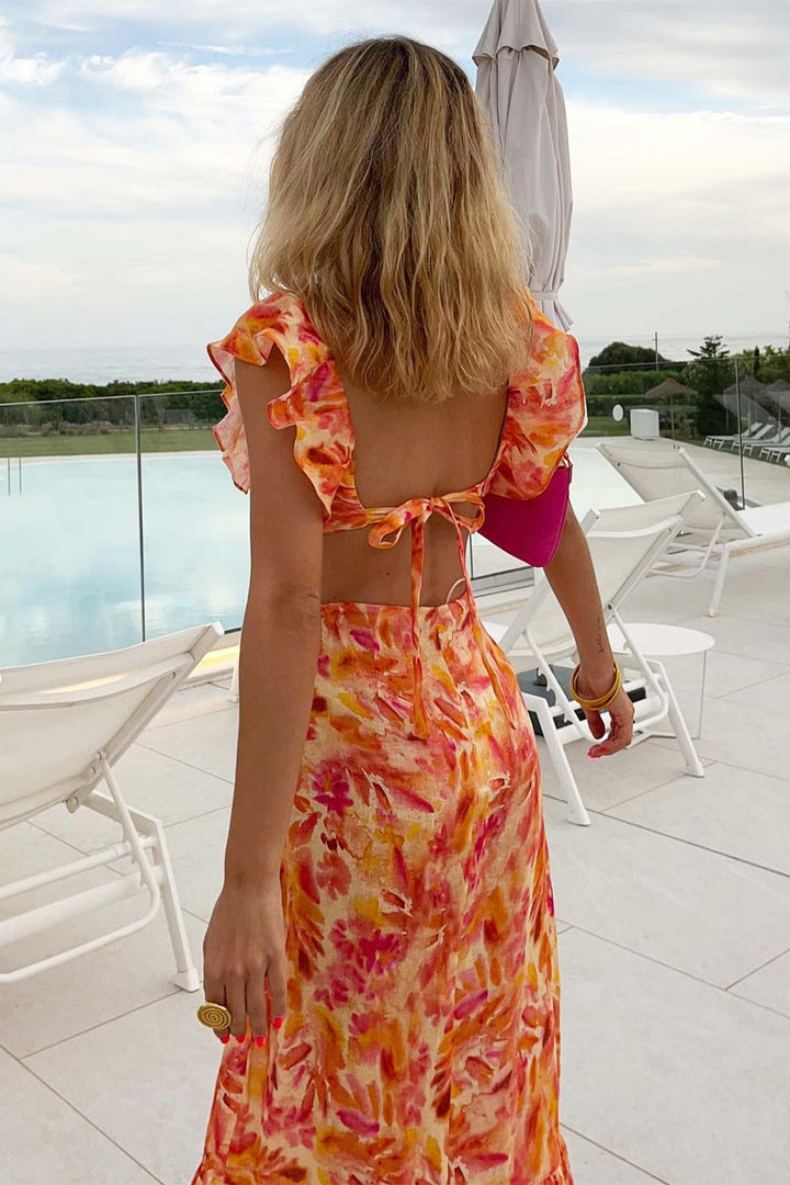 Stilvolles langes Damenkleid mit floralem Muster und Rüschensaum, perfekt für Freizeit oder Abend.