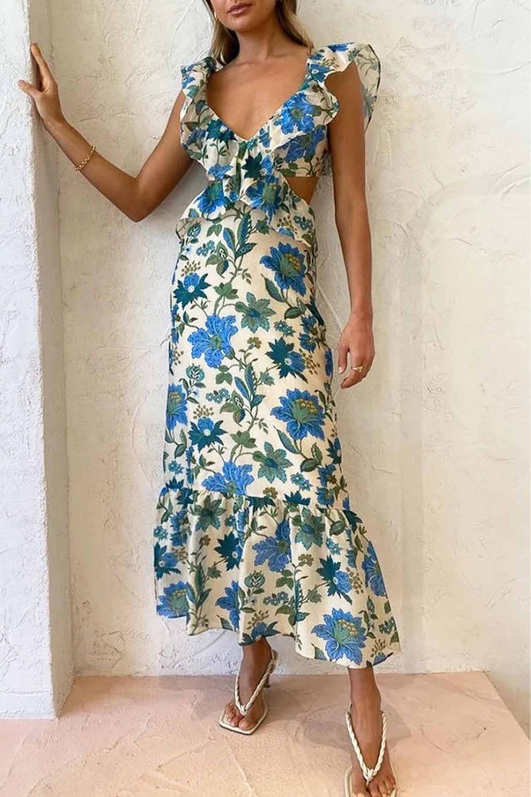 Weibliches Rüschenkleid mit Blumenmuster, langes Design für eine elegante, sommerliche Silhouette.