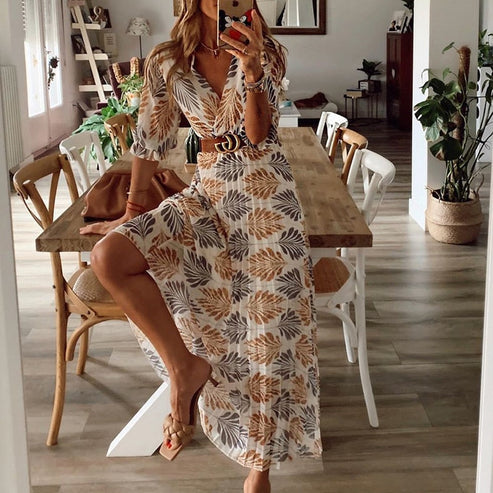 Elegantes Damen Maxikleid mit stilvollem Blattmuster, perfekt als Sommer- oder Urlaubskleid für festliche Anlässe.