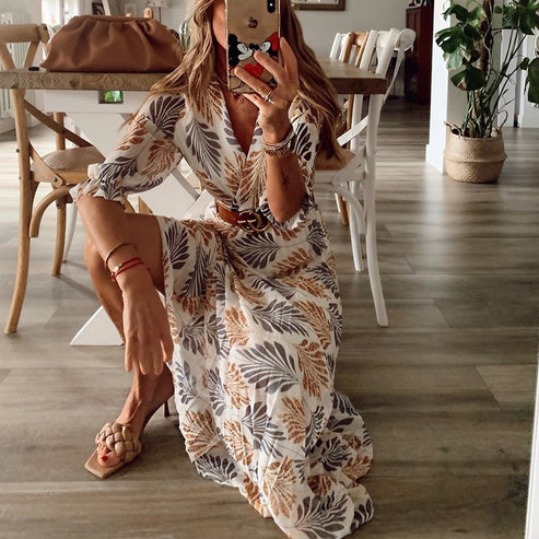 Langes Damen Sommer Maxikleid mit zartem Blattmuster. Dein luftig-leichtes Frühlings- und Urlaubskleid.