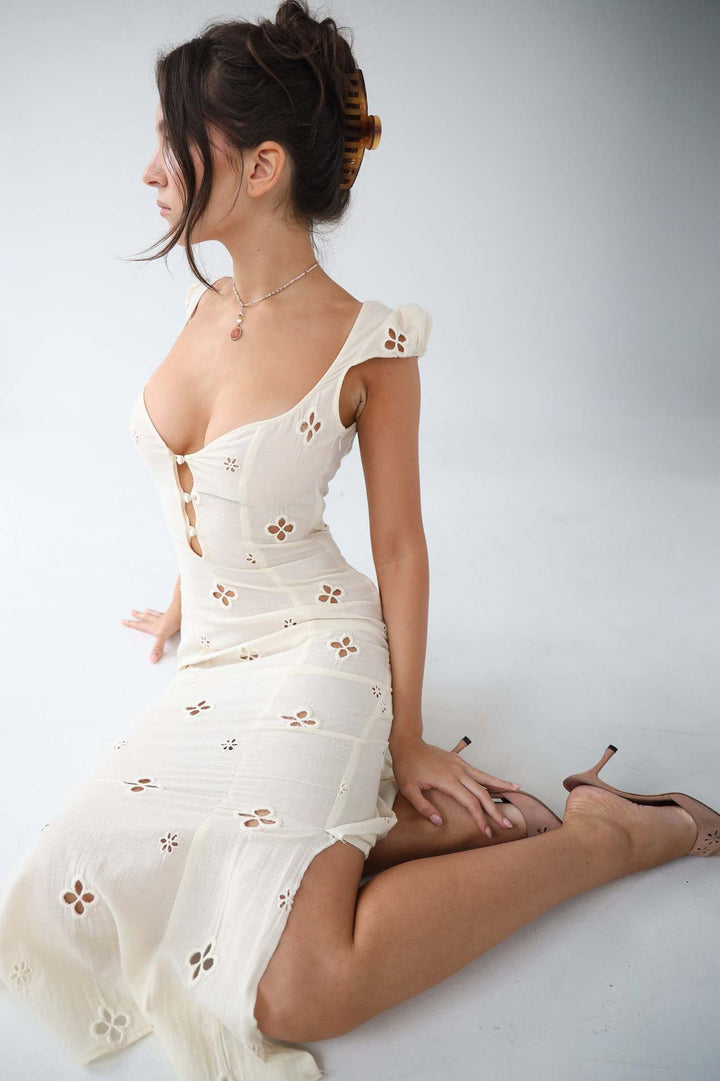 Rückansicht eines festlichen Damen Midi-Kleides, perfekt als stilvolles Abendkleid für Hochzeiten.