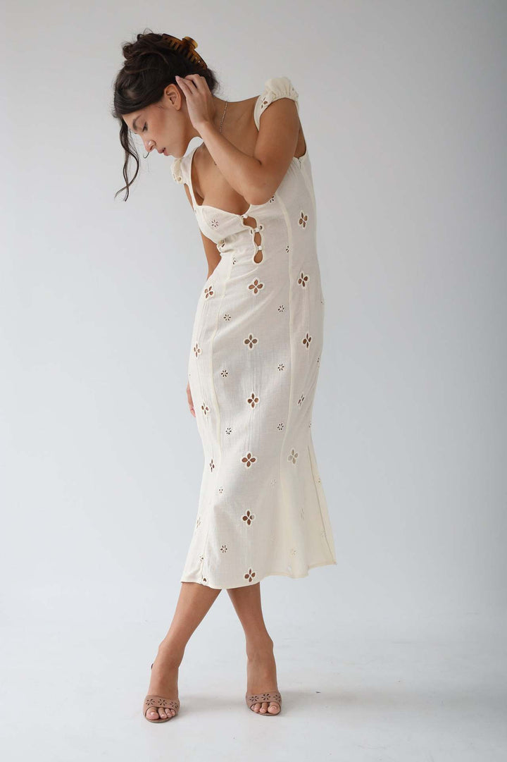 Detail des fließenden Stoffes des eleganten Midi-Kleides, geeignet als Partykleid oder Anlassmode.
