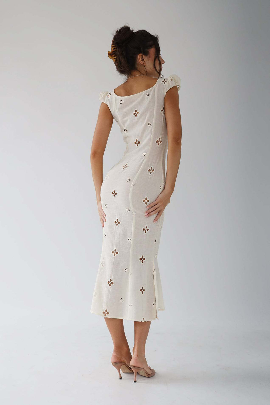 Model trägt ein schickes Damen Midi-Kleid, ideal für Hochzeiten und elegante Sommerpartys.