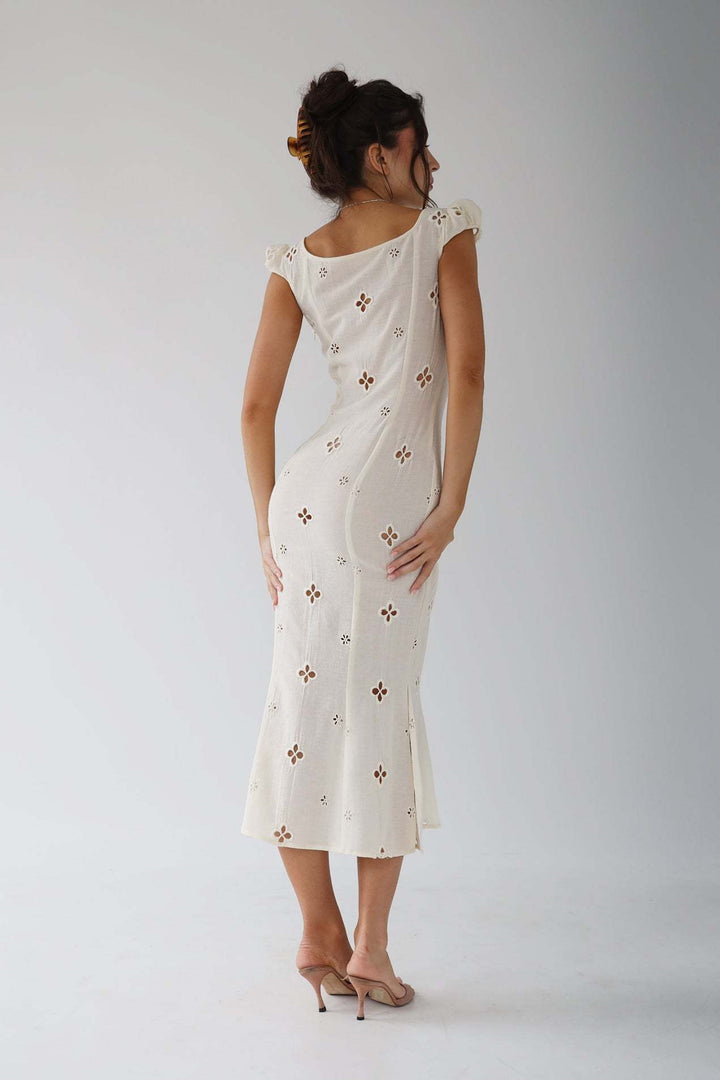 Model trägt ein schickes Damen Midi-Kleid, ideal für Hochzeiten und elegante Sommerpartys.