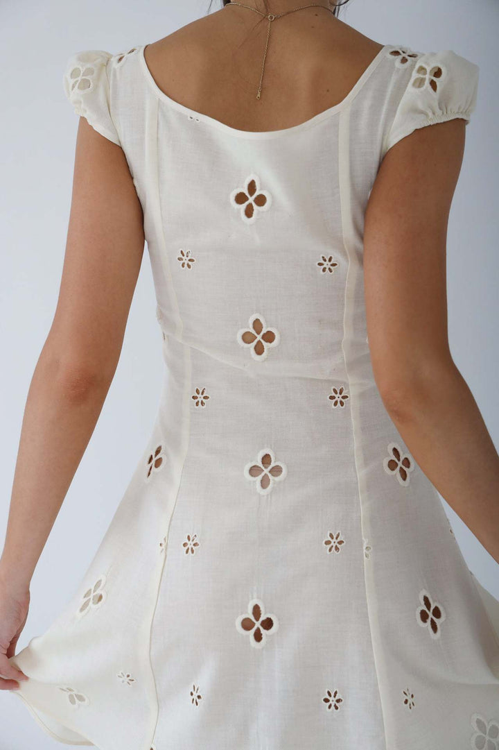 Modernes Damen Midi-Kleid als Hochzeitsgast-Outfit, stilvolles Partykleid für besondere Momente.