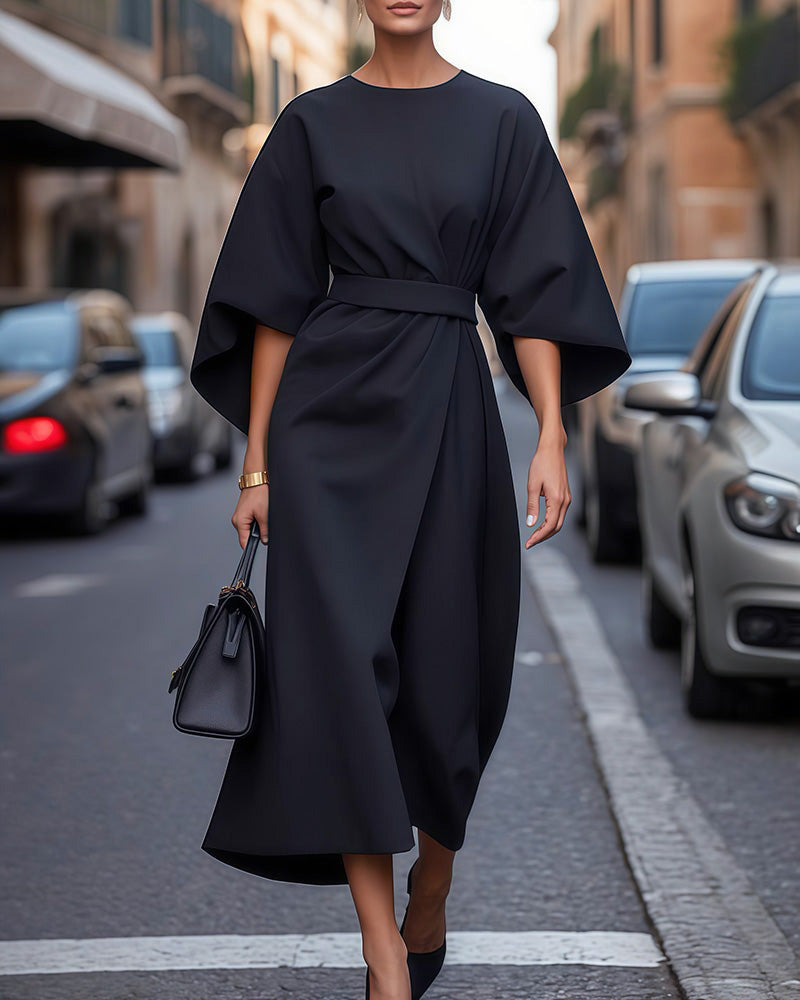 Marineblaues Midi-Kaftan-Kleid für Damen mit Gürtel und weiten Ärmeln, ideal als Frühlingskleid.