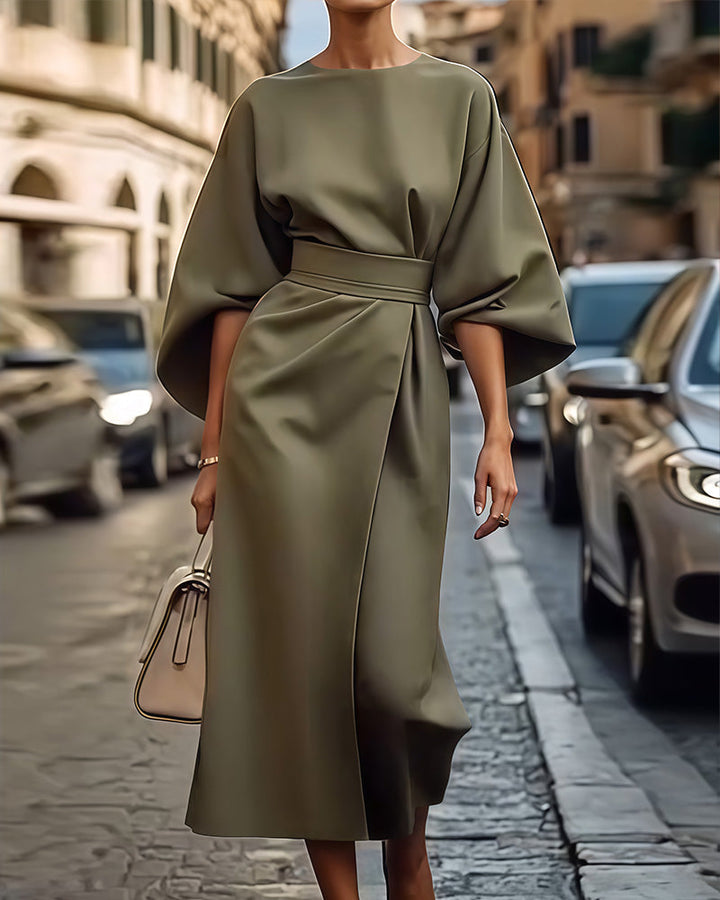 Feminines olivgrünes Midi-Kleid mit weiten Ärmeln und Taillengürtel. Elegant und vielseitig für Damen.