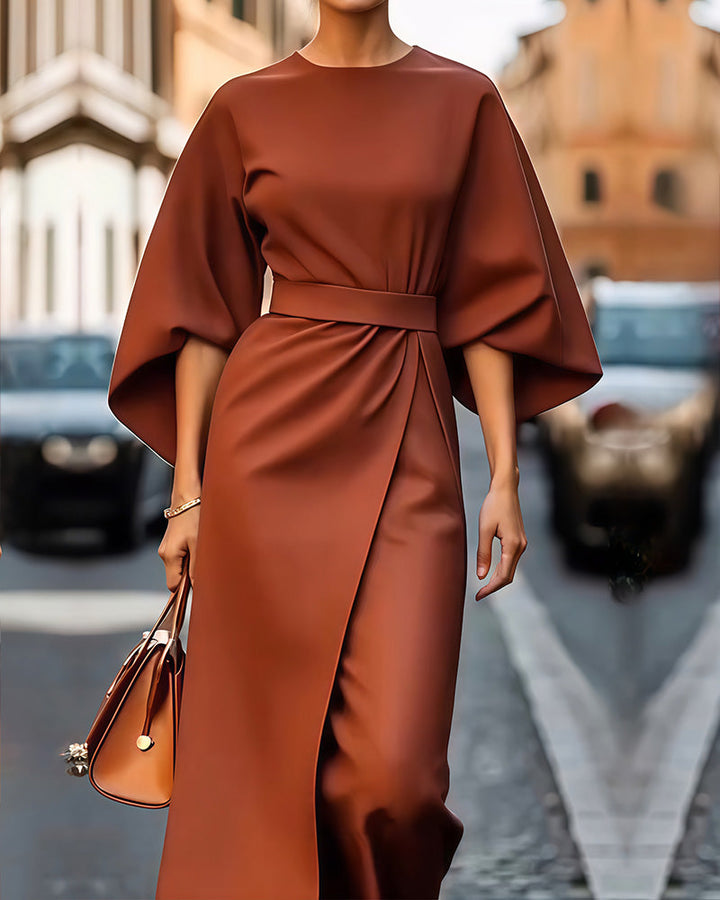 Stilvolles ziegelrotes Damen Midi-Kleid mit weiten Ärmeln und Gürtel. Bequemes, elegantes Freizeitkleid.
